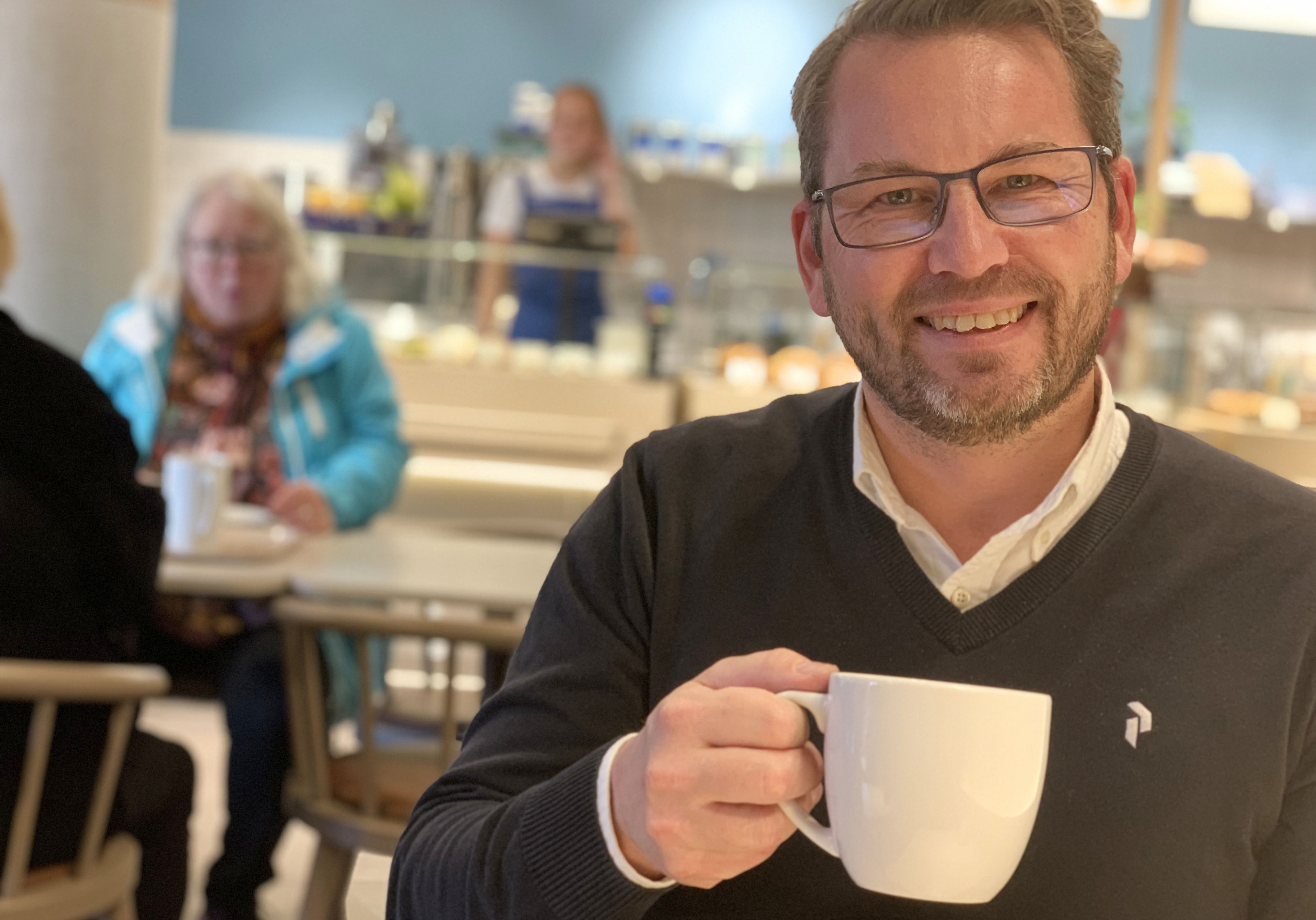 joakim med kaffekopp nara2